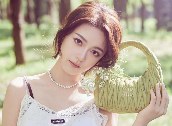 Triệu Kim Mạch đại sứ thương hiệu thời trang Miu Miu